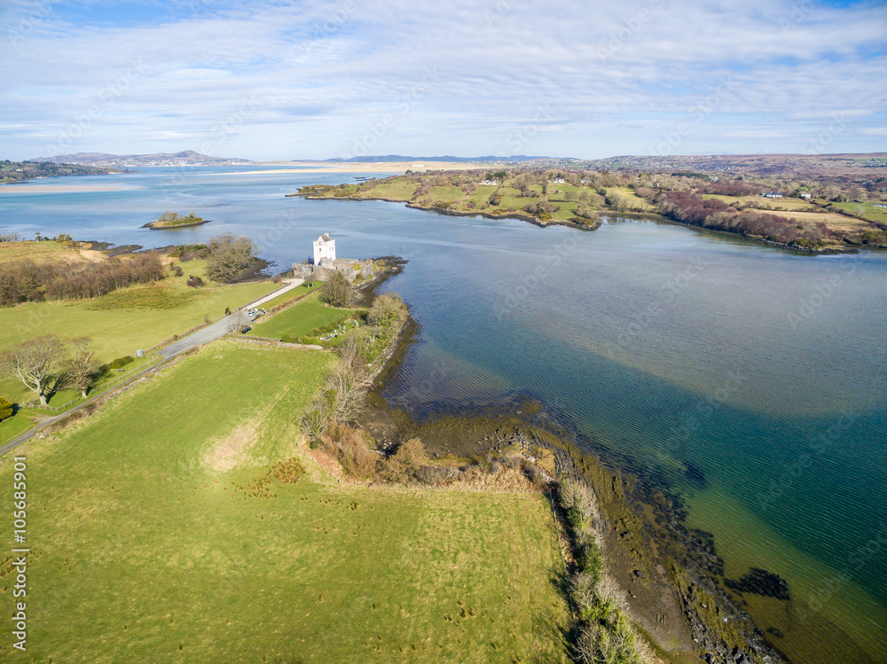 Obraz premium Luftaufnahme des Doe Castle bei Creeslough, Donegal, Irland
