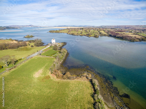 Luftaufnahme des Doe Castle bei Creeslough, Donegal, Irland photo
