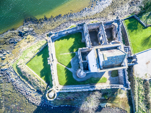 Luftaufnahme des Doe Castle bei Creeslough, Donegal, Irland photo