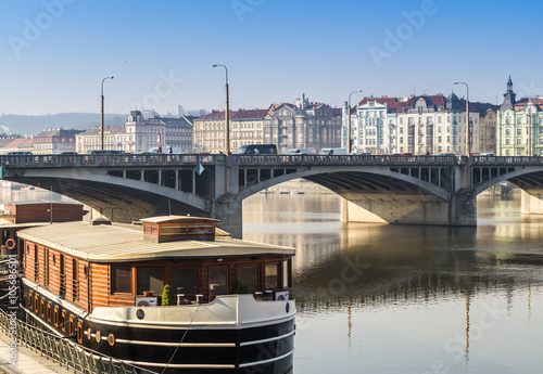 Hausboot am Fuße der Moldau Prag photo