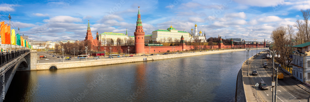 Obraz premium Panorama of Moscow Kremlin from the river, Russia