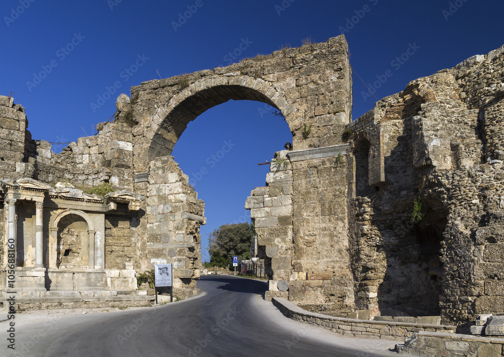 Tor des Vespasian, Side, Türkei Tor des Vespasian, Side, Türkei