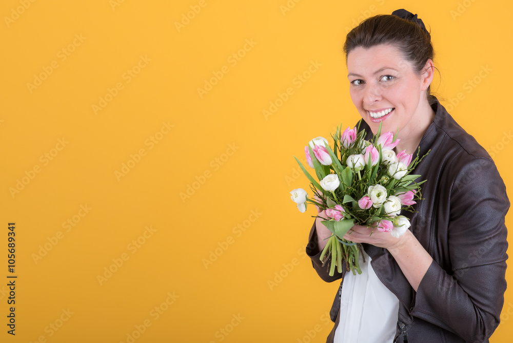 frau zeigt frischen blumenstrauß