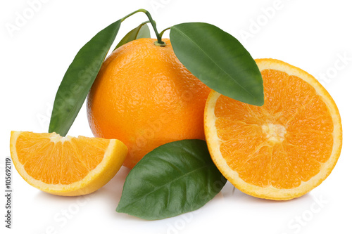 Orange Orangen Frucht mit Blätter Stücke Freisteller freigeste