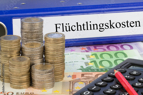 Flüchtlingskosten - Ordner mit Geld photo