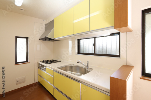 住宅 設備 キッチン I型 黄色 シンプル小物なし 施工例