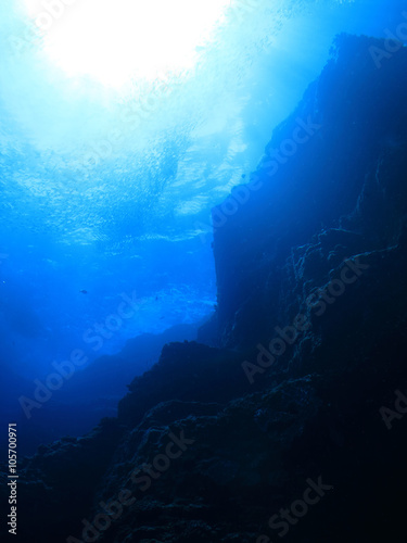 海底から見上げた太陽輝く水面 沖縄慶良間諸島