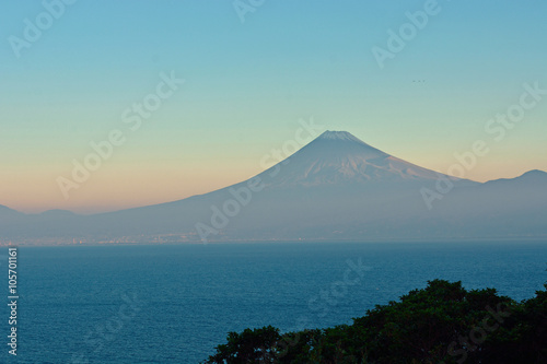 西伊豆から見る初冠雪翌日の洋上の富士山