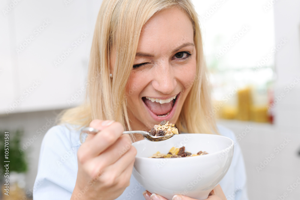 Blonde Frau verzieht Gesicht beim Anblick vom müsli Blonde Frau verzieht Gesicht beim Anblick vom müsli