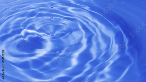 Bilde på lerret Water in motion as a beautiful bright blue water background (blurred drops of wa