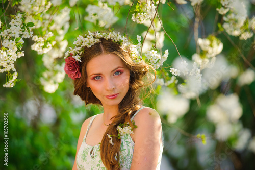 Foto beautiful  woman in a spring garden