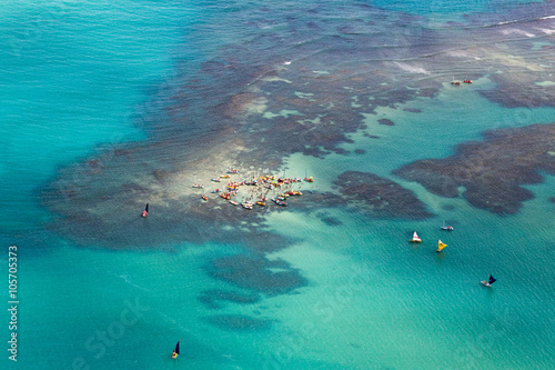 recifes de corais com atividades aquáticas, em Maceió. © lucasnishimoto