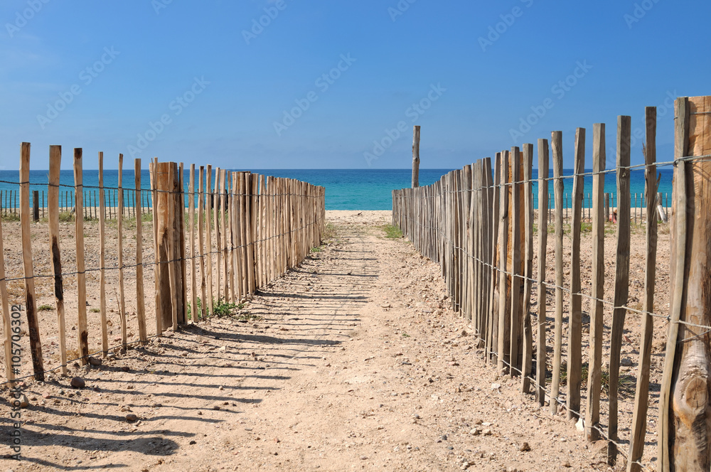  clôture le long d'un sentier menant à la plage - Corse