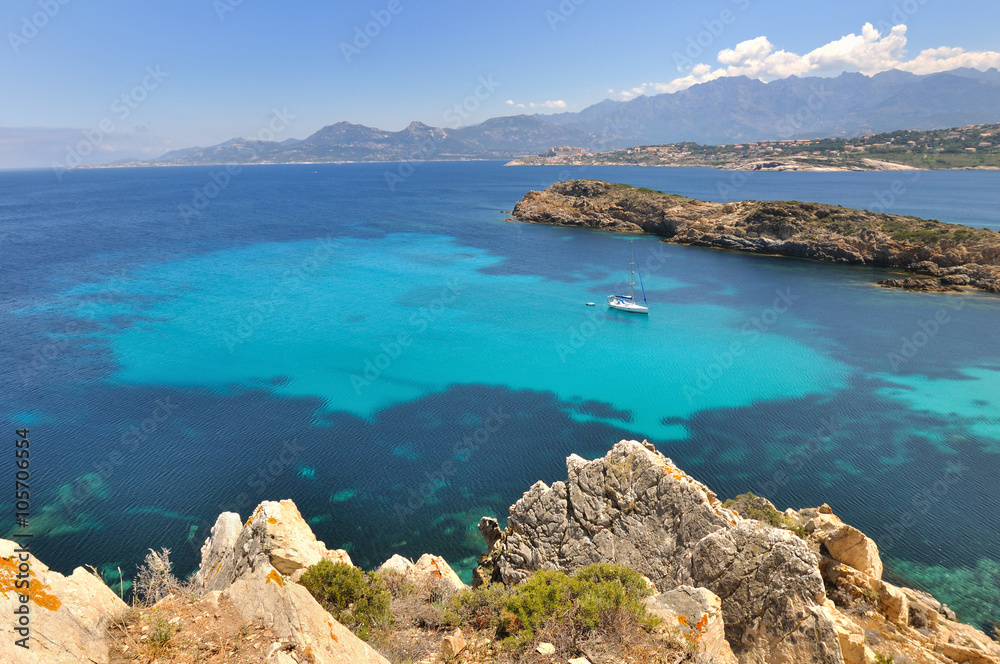 paysage du littoral  Corse  sur mer bleue et turquoise 
