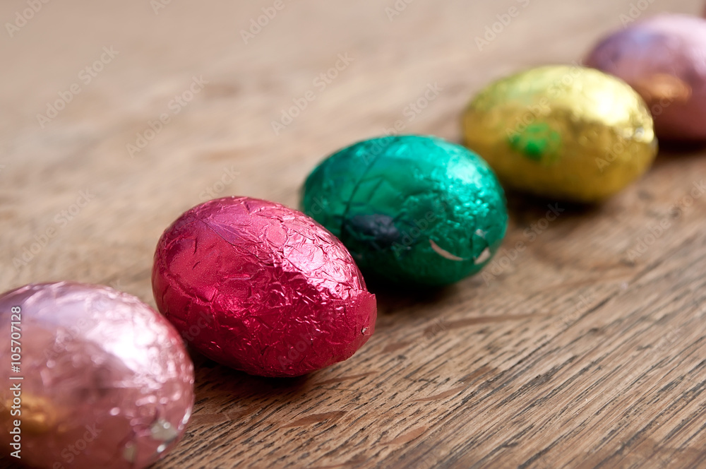 oeufs de Pâques au chocolat dans du papier brillant en couleur oeufs de Pâques au chocolat dans du papier brillant en couleur