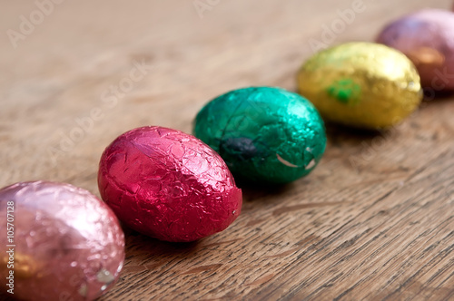 oeufs de Pâques au chocolat dans du papier brillant en couleur