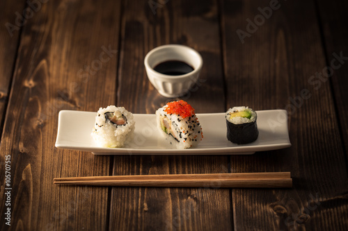 Obraz na płótnie Maki sushi on a wooden table w salonie