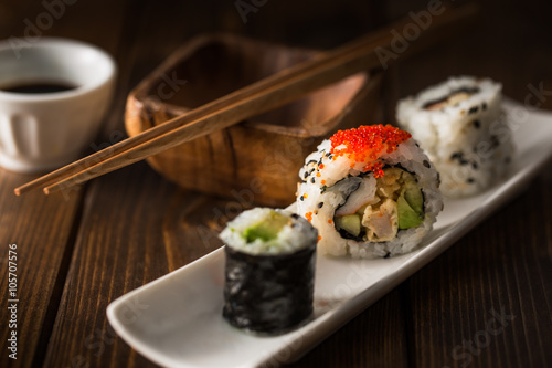 Obraz na płótnie Maki sushi on a wooden table w salonie