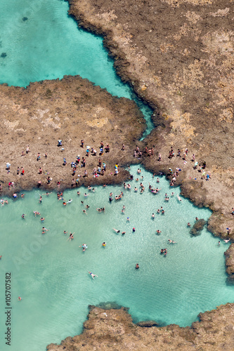 paisagem aérea sobre recifes de corais com atividades aquáticas photo