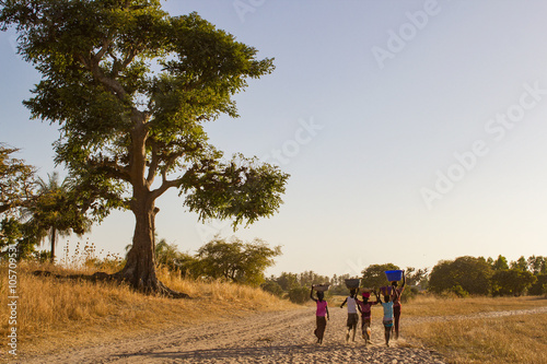 Enfants de retour au village, Sénégal photo