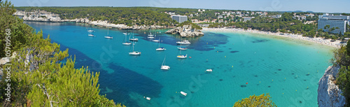 Minorca, isole Baleari, Spagna: panoramica della spiaggia di Cala Galdana il 7 luglio 2013