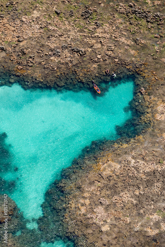 Fototapeta Naklejka Na Ścianę i Meble -  Vista aérea de recifes de corais com atividades aquáticas