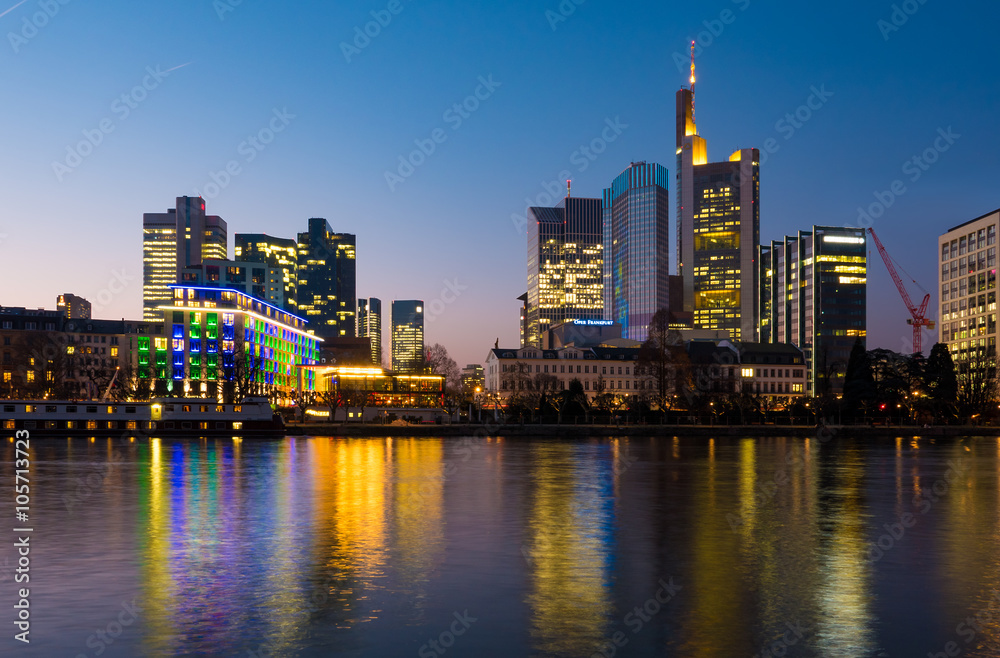 Naklejka premium Bankenviertel von Frankfurt am Main, blaue Stunde