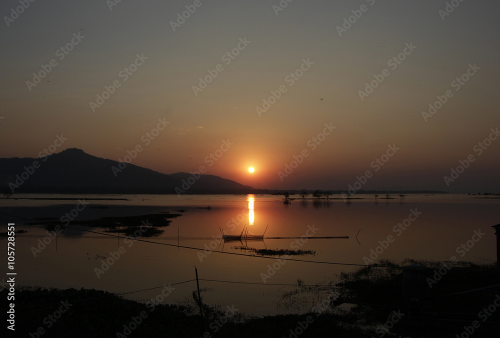 Fototapeta premium beautiful sunset over the lake
