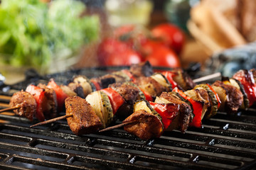 Stickers Grill / Barbecue Sjasliekspiesjes op rokende grill  © Sławomir Fajer