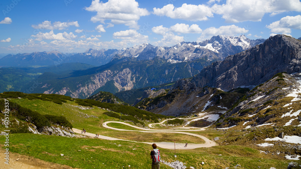 Frau genießt das Panorama im Karwendel Gebirge in der Nähe der Zugspitze