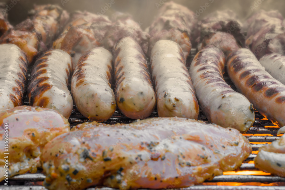 Barbecue mit randvollem Grillrost - Würste, Schaschlik und Hühnerbrust Barbecue mit randvollem Grillrost - Würste, Schaschlik und Hühnerbrust