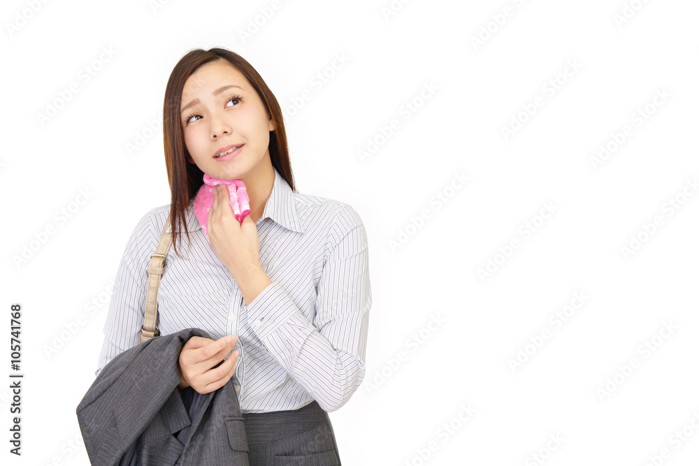 汗を拭く女性