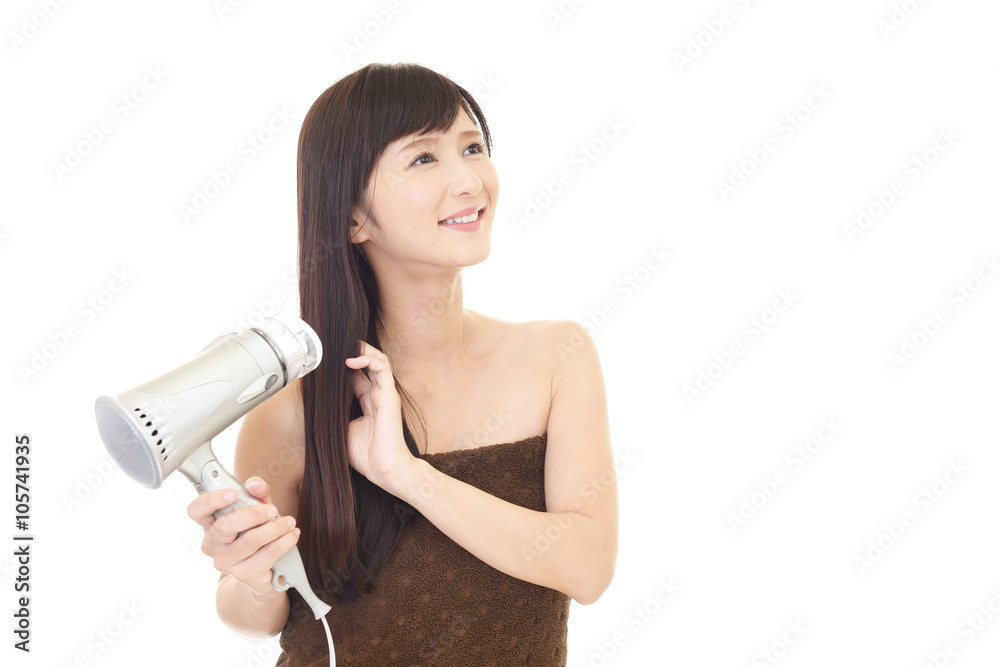 ヘアケアをする女性 ヘアケアをする女性