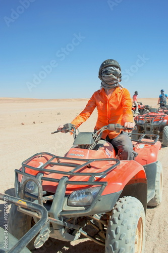 Катание на квадрацикле в пустыне