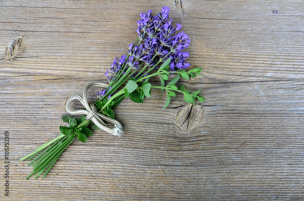 Lavendel auf Holzbrett Holzhintergrund