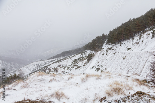 Foto Snowy landscape of mountains port of Morcuera in Madrid, Spain