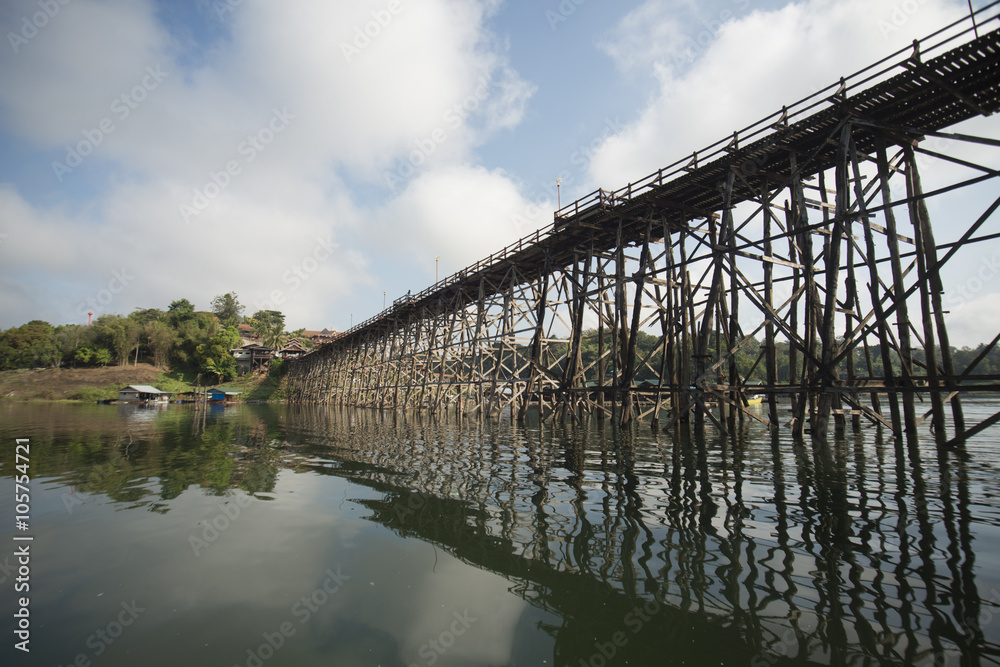 Fototapeta premium THAILAND KANCHANABURI SANGKHLABURI WOODEN BRIDGE