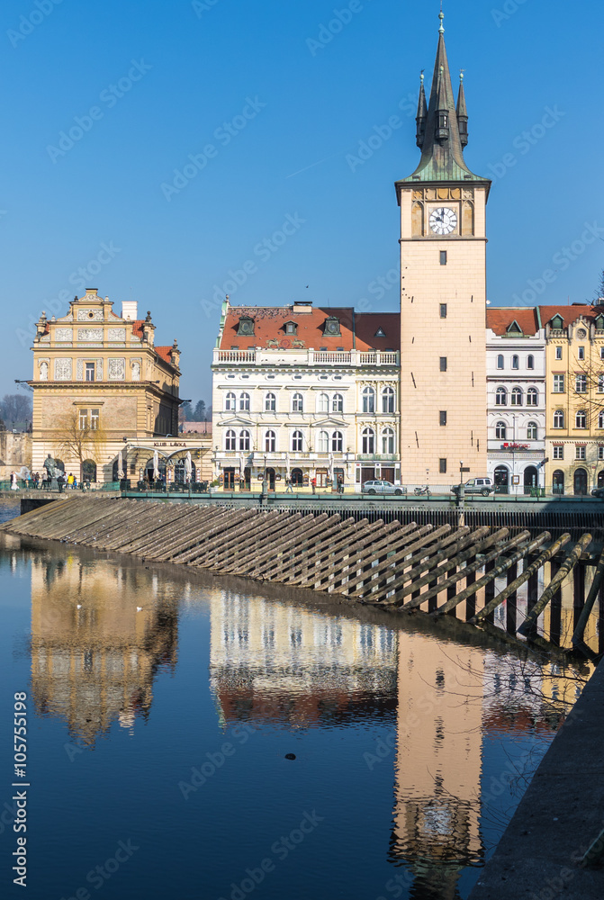 Wasserspiegelung  Prager Pulverturm