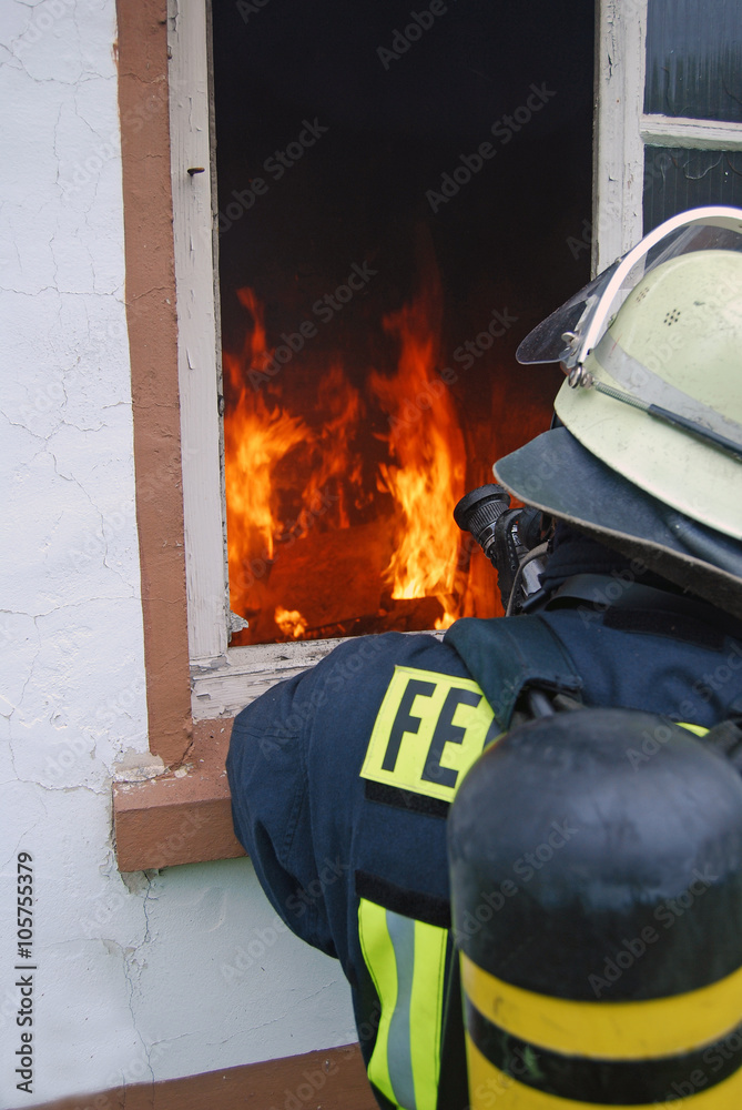 Fototapeta premium Feuerwehrmann - Brandbekämpfung - Gebäudebrand