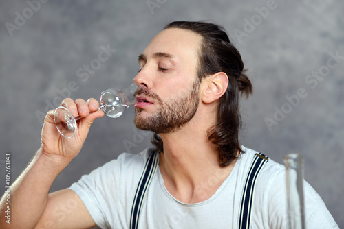 Fotografie young man drinking clear spirit