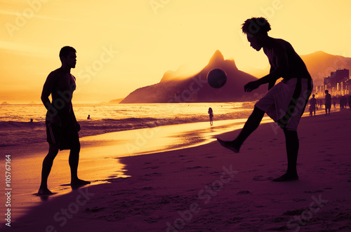 Kicken am Strand in Rio bei Sonnenuntergang