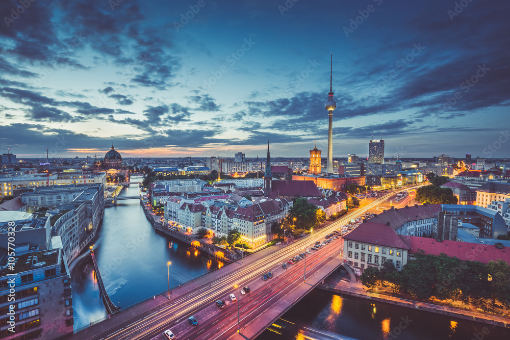 Fototapeta premium Panoramę Berlina ze Szprewą w nocy, Niemcy