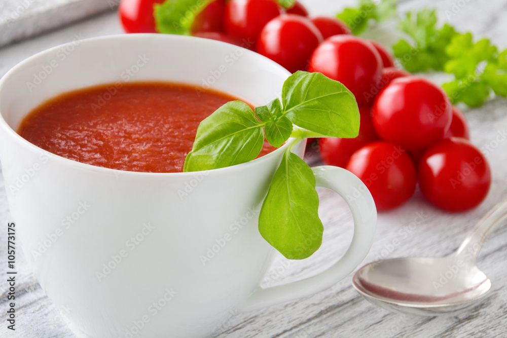 Tomatensuppe mit Basilikum Tomatensuppe mit Basilikum