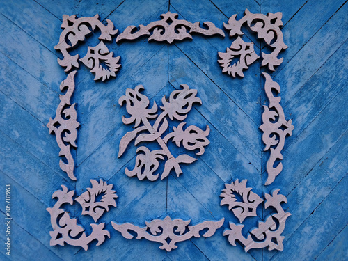 деревянные узоры розового цвета на синем деревянном фоне