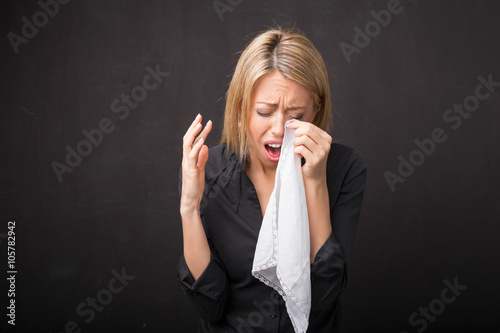 Foto Woman crying and wiping her tears in tissue