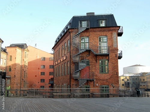 Gammalt hus i industrilandskapet photo