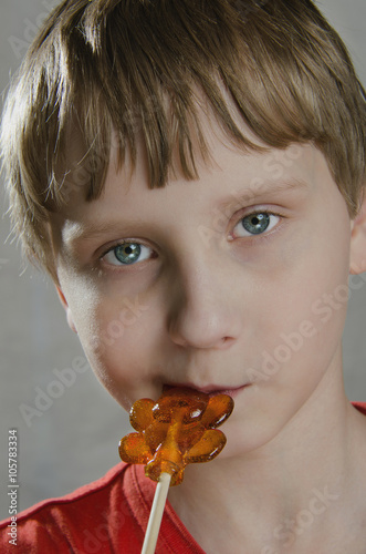 boy with candy ledenets