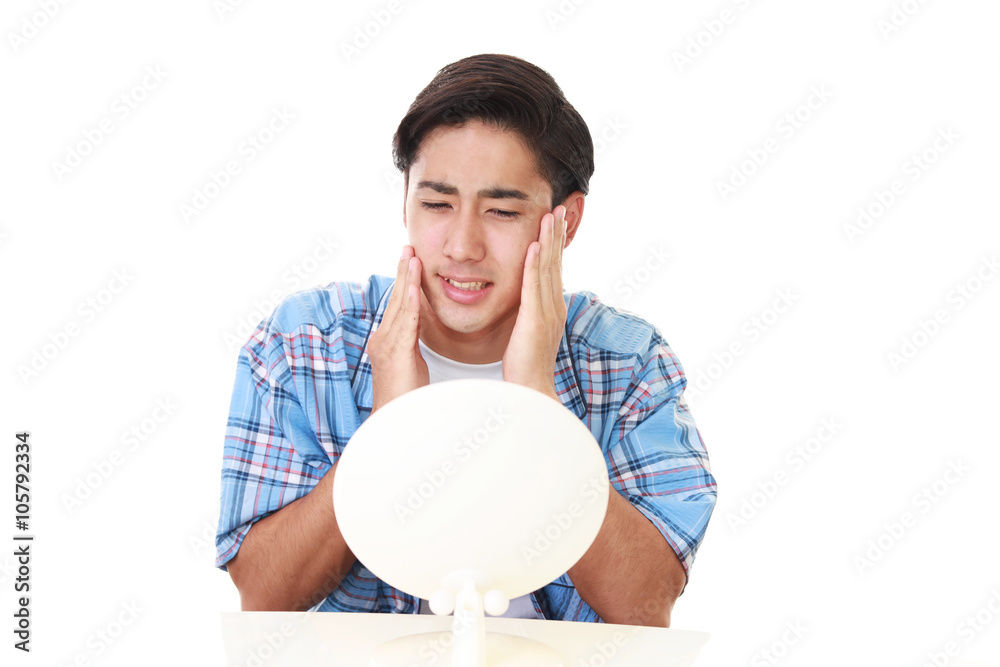 スキンケアをする男性