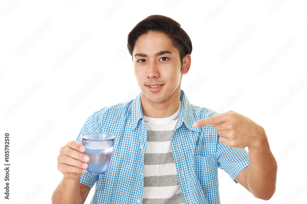 水を飲む青年