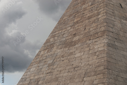 Detalle Pirámide de Cestia